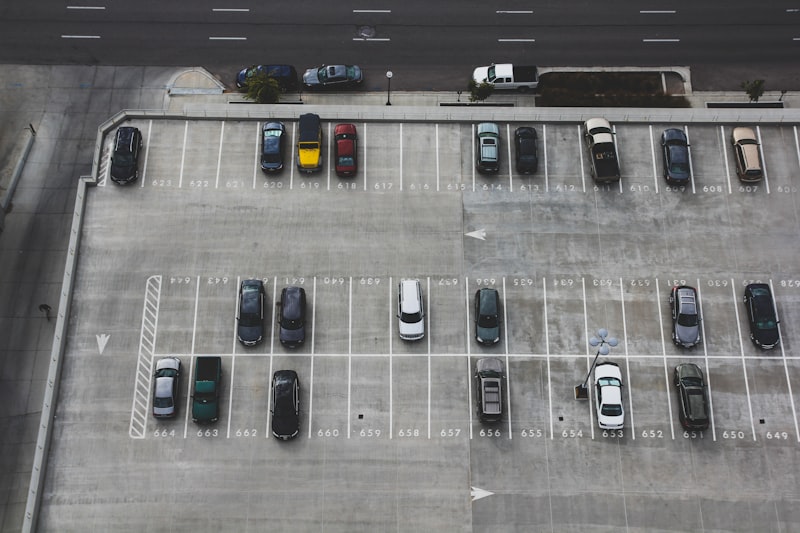 Geparkeerde auto op stadsstraat - naheffingsaanslag parkeerboete